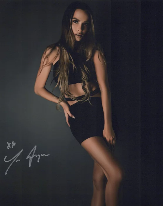 Tess Anique autograph