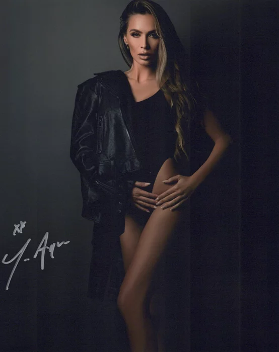 Tess Anique autograph