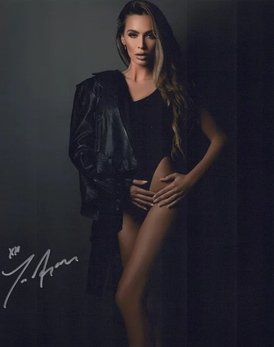 Tess Anique autograph