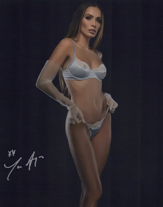 Tess Anique autograph