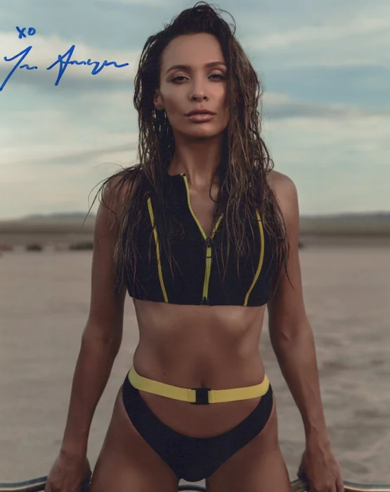 Tess Anique autograph