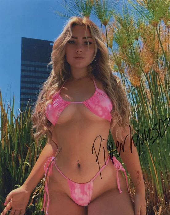 Piper Lyons autograph