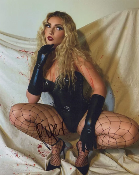 Piper Lyons autograph