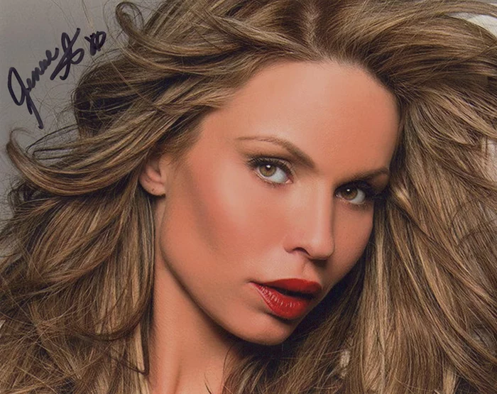 Jenae Alt autograph