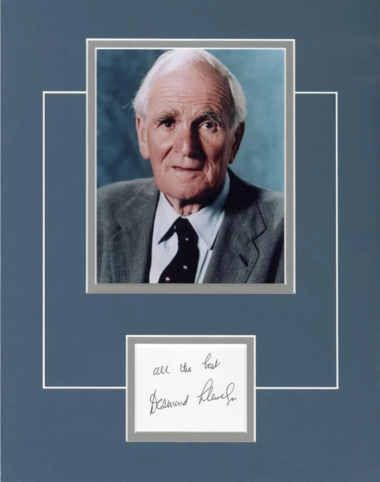 Desmond Llewelyn autograph
