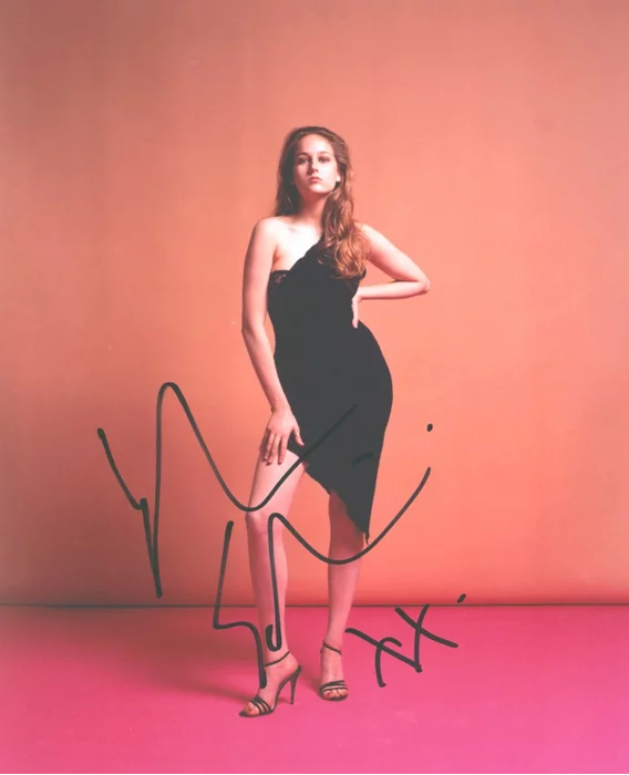 Leelee Sobieski autograph
