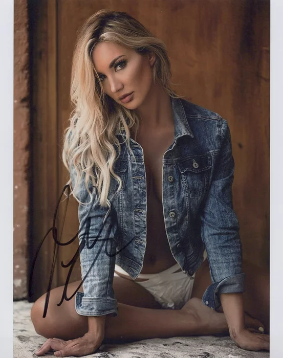 Victoria Lace autograph