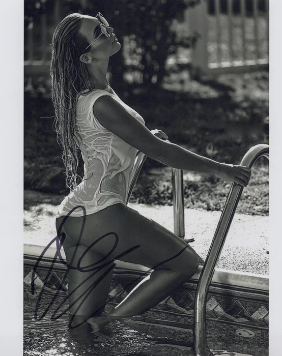 Victoria Lace autograph