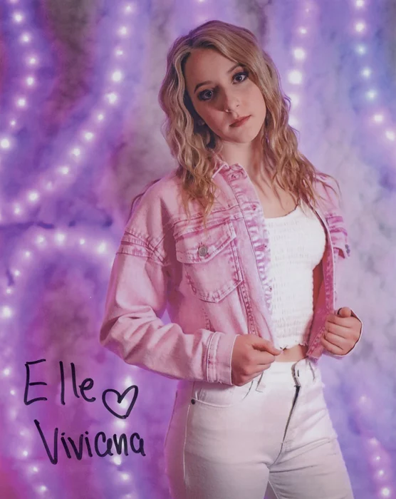 Elle Viviana autograph