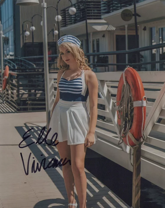 Elle Viviana autograph