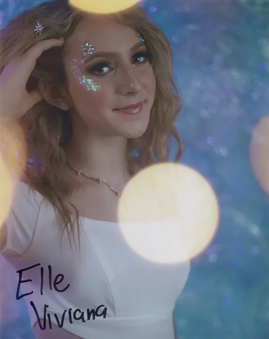 Elle Viviana autograph