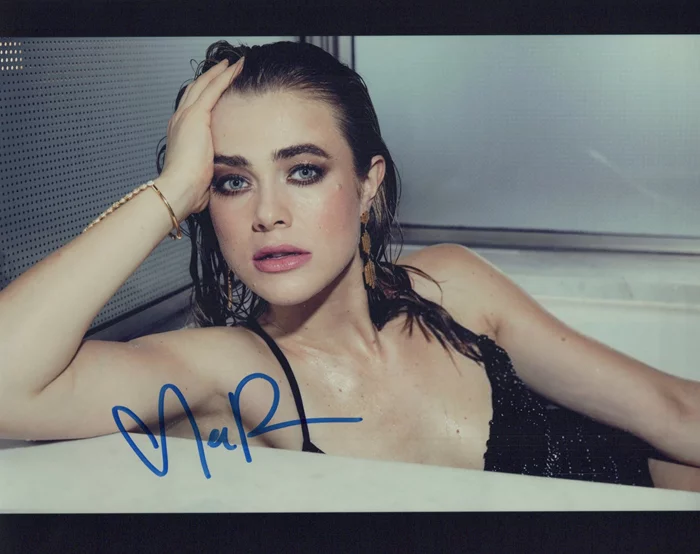 Melissa Roxburgh autograph