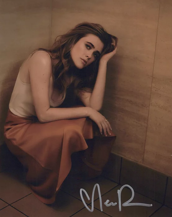 Melissa Roxburgh autograph