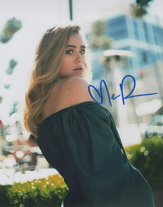 Melissa Roxburgh autograph