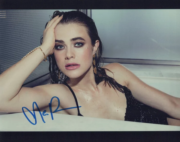 Melissa Roxburgh autograph