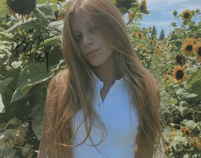 Bella Moore autograph