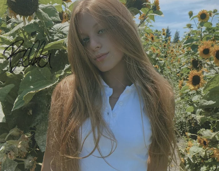 Bella Moore autograph