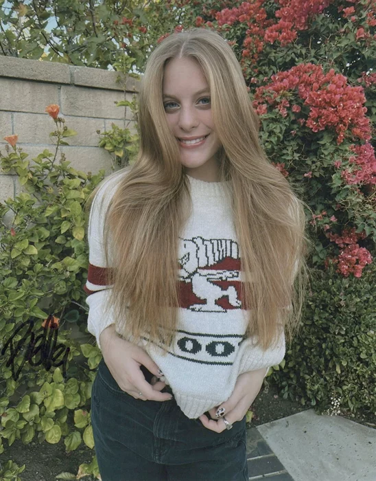Bella Moore autograph