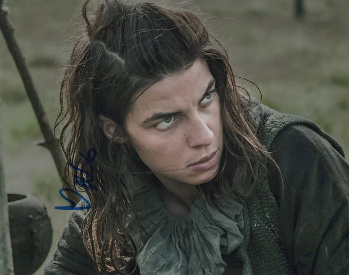 Natalia Tena autograph