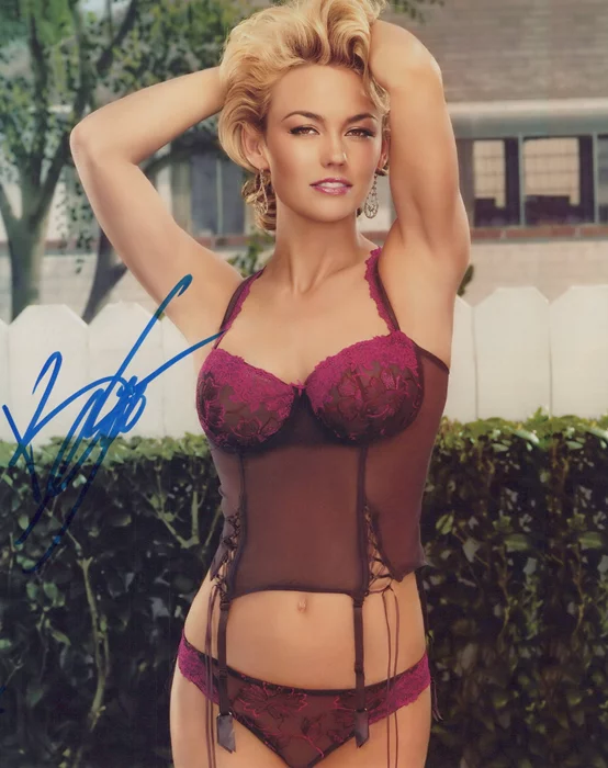 Kelly Carlson autograph
