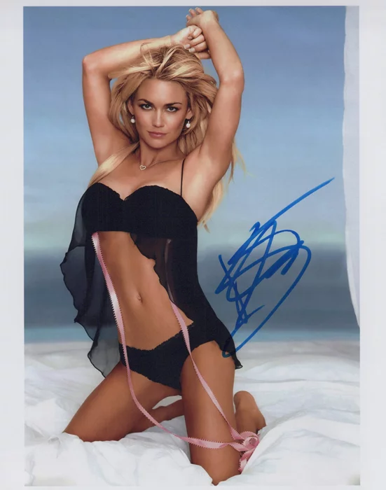 Kelly Carlson autograph