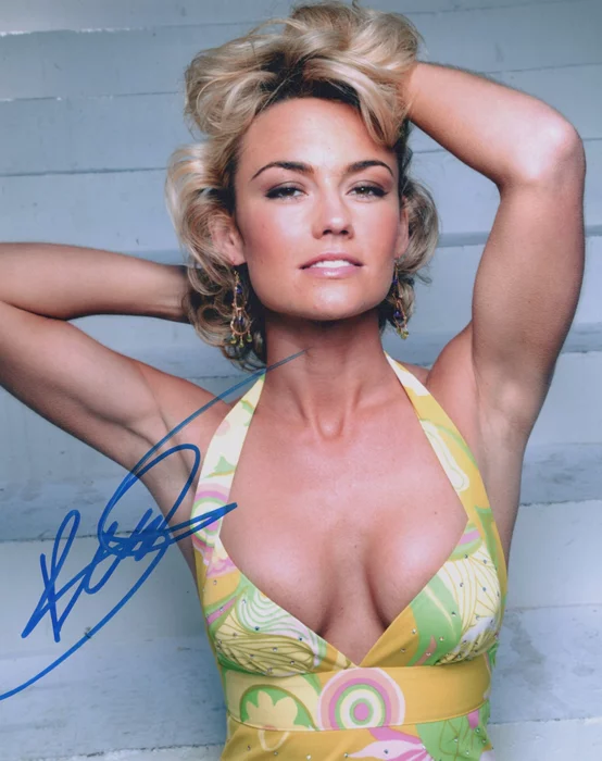 Kelly Carlson autograph