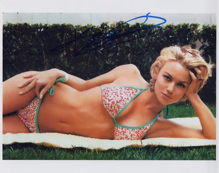 Kelly Carlson autograph