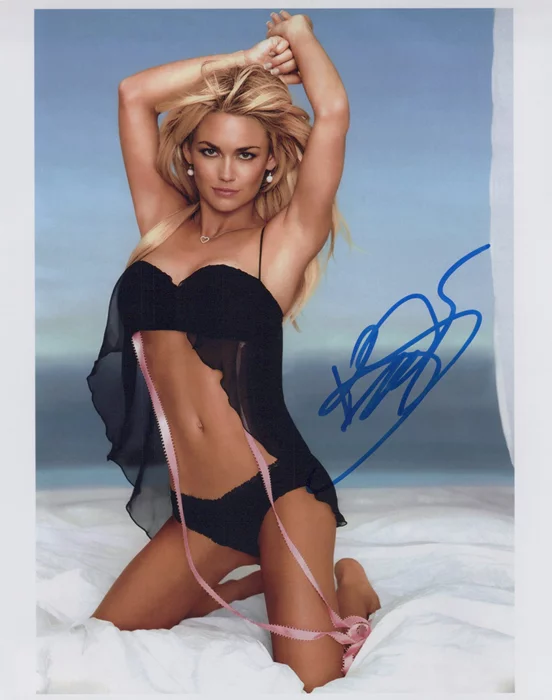 Kelly Carlson autograph
