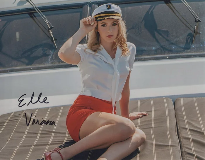 Elle Viviana autograph