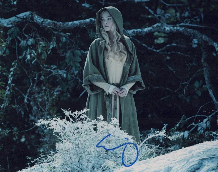 Elle Fanning autograph