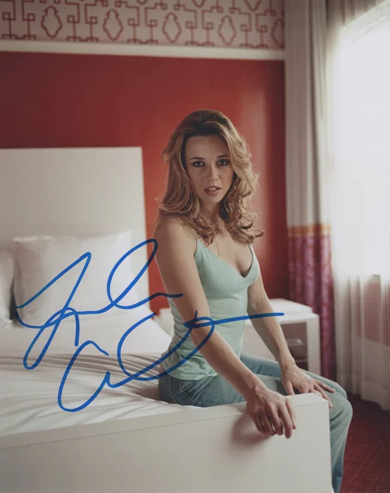 Linda Cardellini autograph