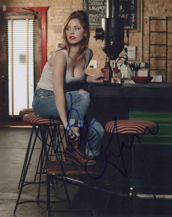 Kelli Garner autograph