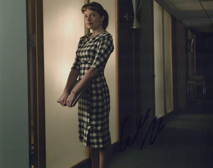 Elisabeth Moss autograph