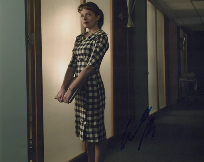 Elisabeth Moss autograph