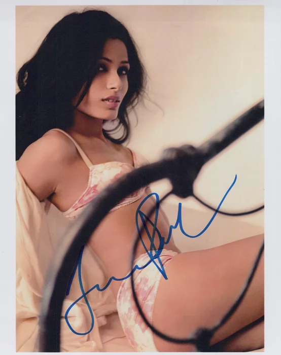 Freida Pinto autograph