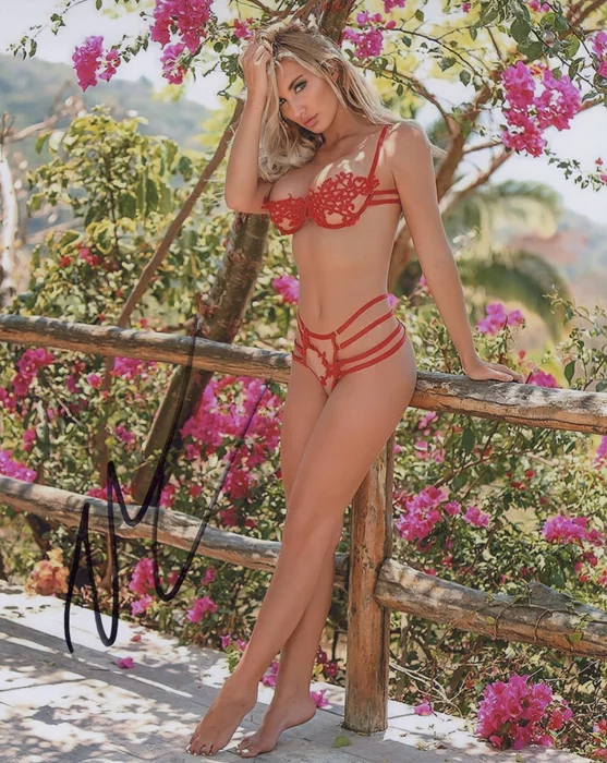 Victoria Lace autograph