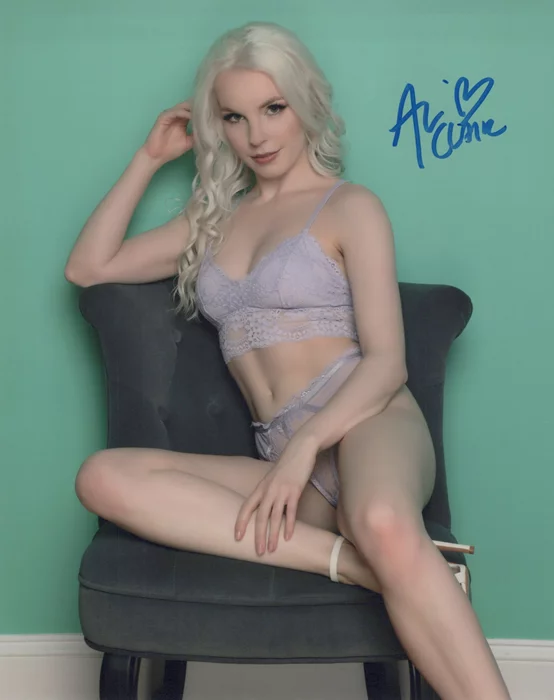 Ali Claire autograph