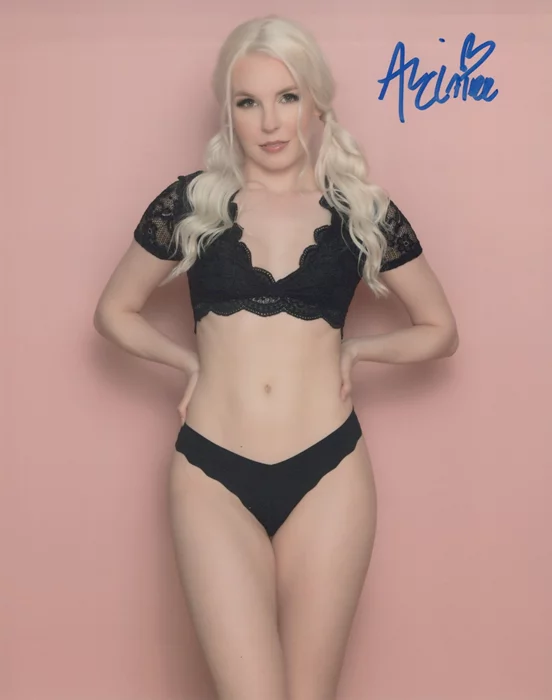 Ali Claire autograph