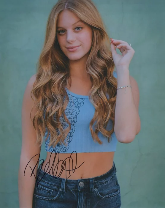 Bella Moore autograph