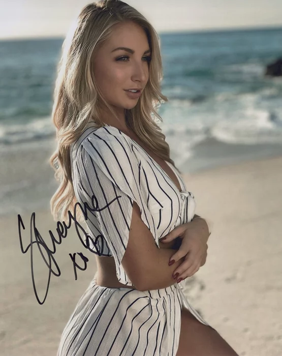 Shayna Holt autograph