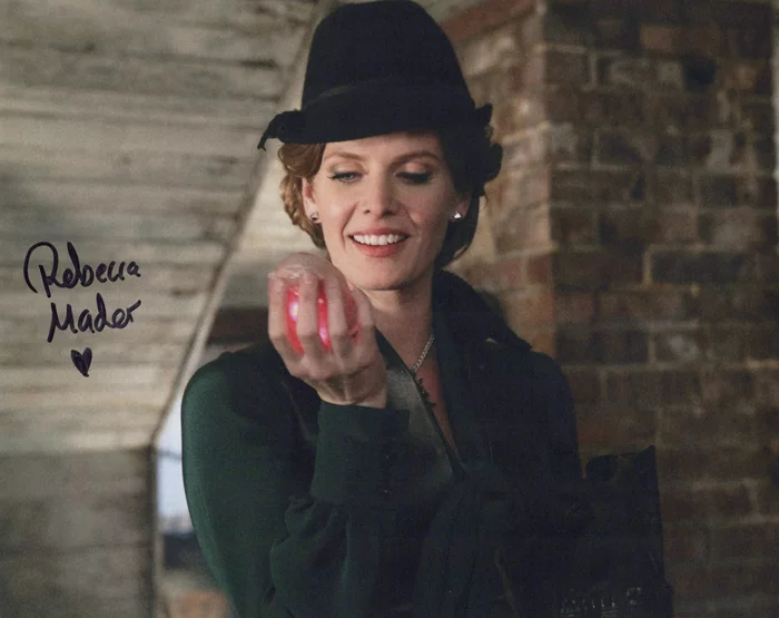 Rebecca Mader autograph