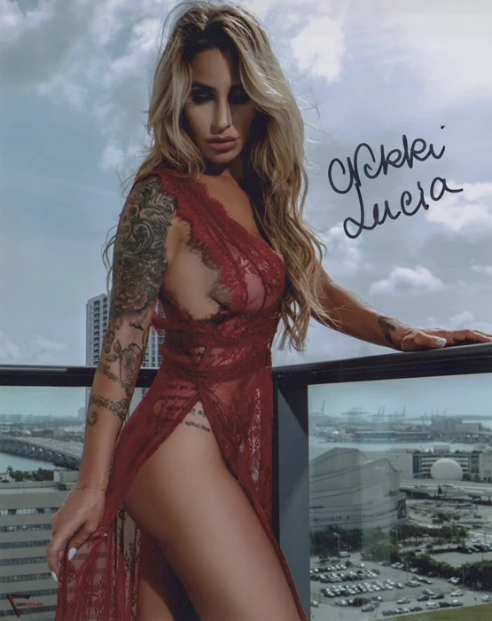 Nikki Lucia autograph