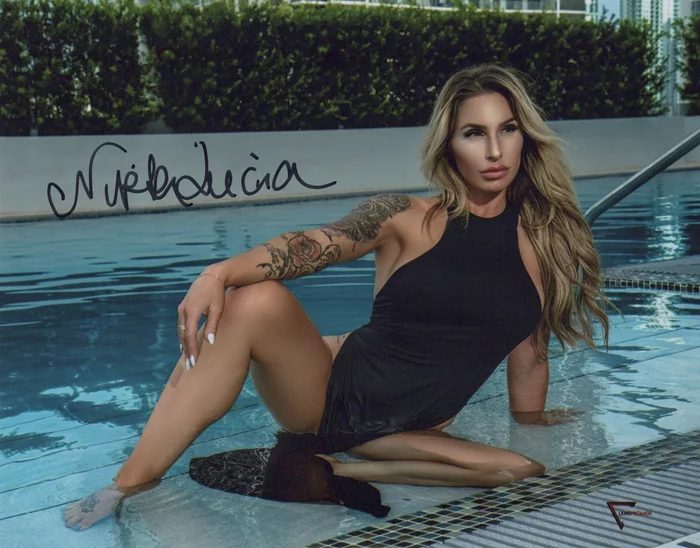 Nikki Lucia autograph