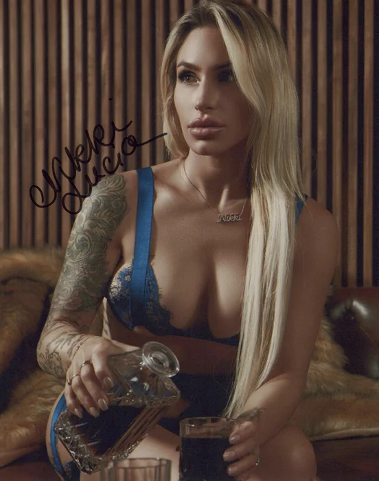 Nikki Lucia autograph