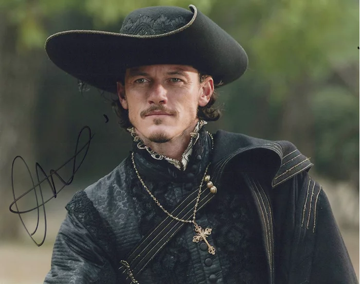 Luke  Evans autograph