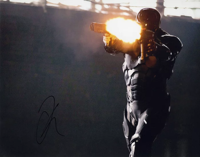 Joel  Kinnaman autograph