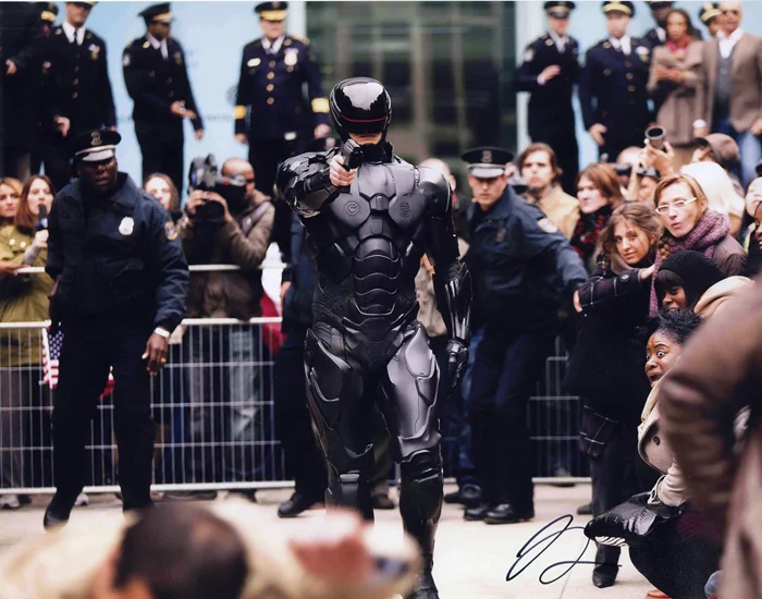 Joel  Kinnaman autograph