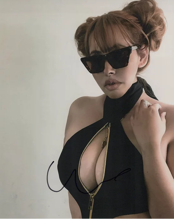 Claudia Alvarado autograph