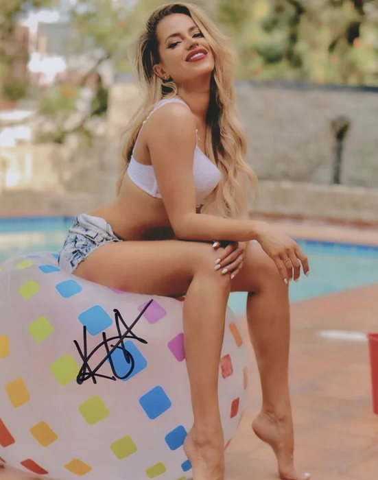 Kristina Urribarres autograph