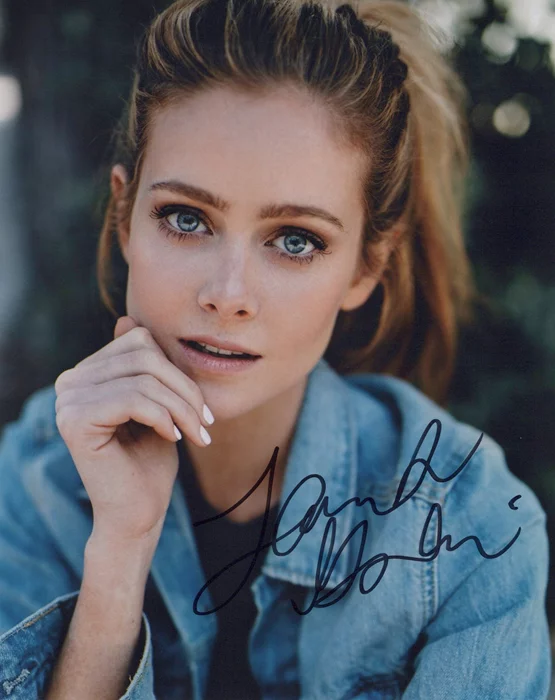 Hannah Godwin autograph